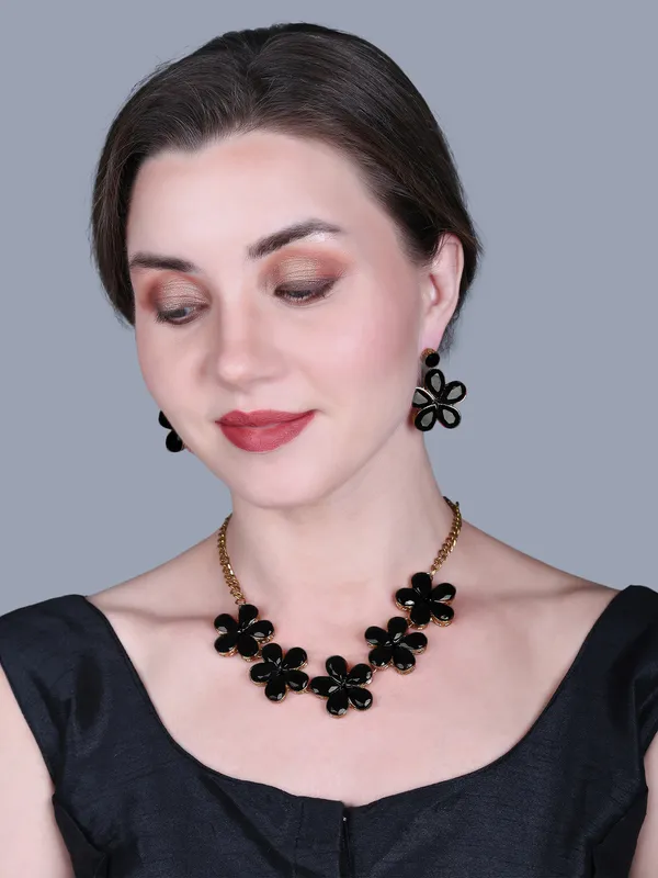 Copper_Plated_Pachi_Enamel_Crafted_Black_Flower_Necklace