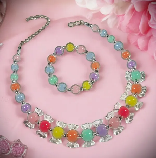 https://d1311wbk6unapo.cloudfront.net/NushopCatalogue/tr:f-webp,w-600,fo-auto/Dhivara_Premium_Candy_Style_Kids_Jewellery_set_with_Bracelet___LZ2LHDC7GY_2024-08-02_1.JPG__DHIVARA