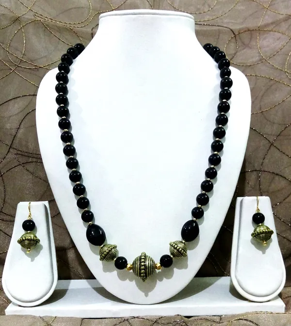 Shimmering_Glittering_Black_Beads_Jewellery_Sets_For_Women