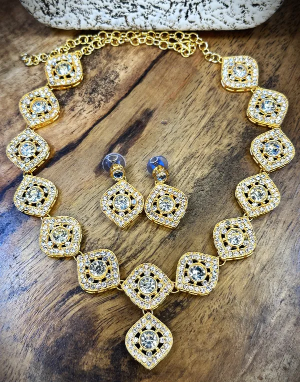 Stylish_Gold_Plated_Twinkling_Leaves_Necklace_Set