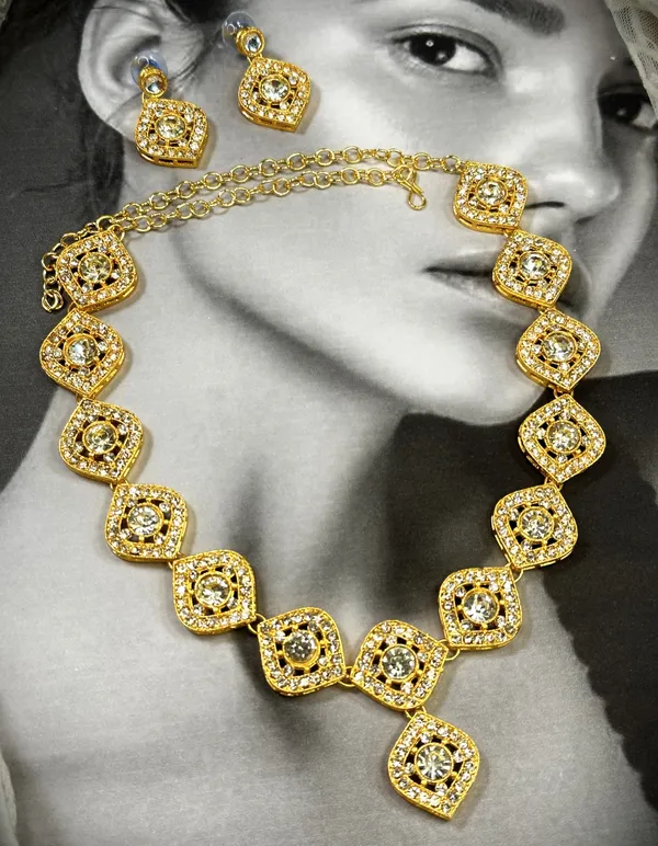 Stylish_Gold_Plated_Twinkling_Leaves_Necklace_Set