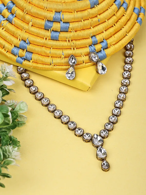 Kundan_And_Alloy_Jewellery_Set_For_Women