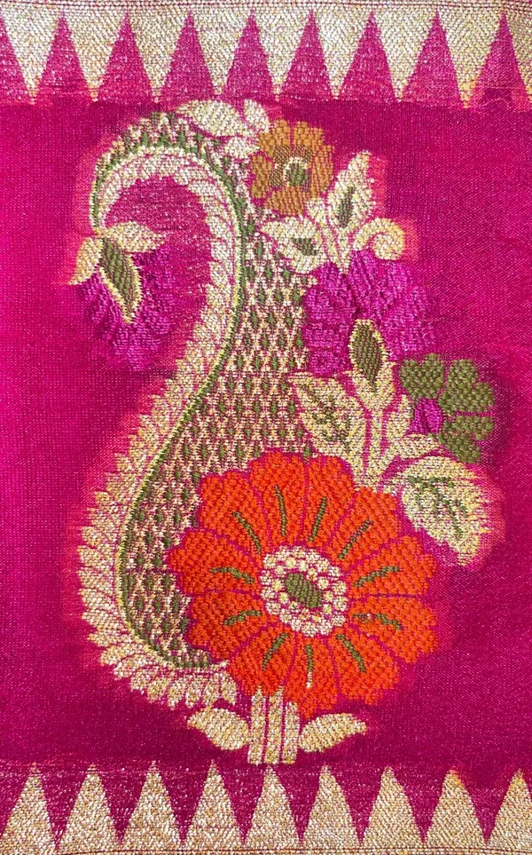 Humairah_Presents_Pure_Handloom_Magenta_Chiffon_Floral_Zari_Booti_with_Floral_Mina_Boota_Skirt_Zari_Border_and_Paisley_Zari_Jaal_Pallu_with_Magenta_Blouse