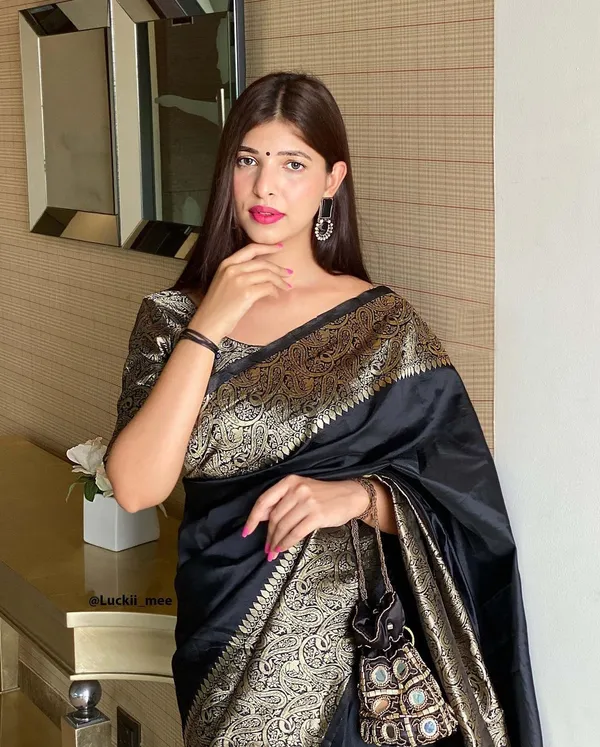 Black_Elegant_Lichi_Silk_Saree_With_Intricate_Detailing