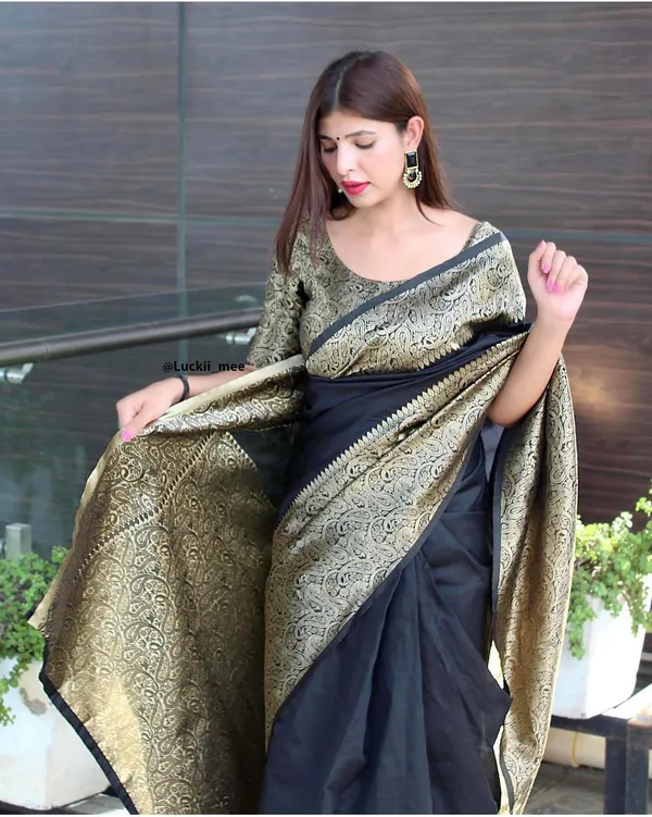 Black_Elegant_Lichi_Silk_Saree_With_Intricate_Detailing