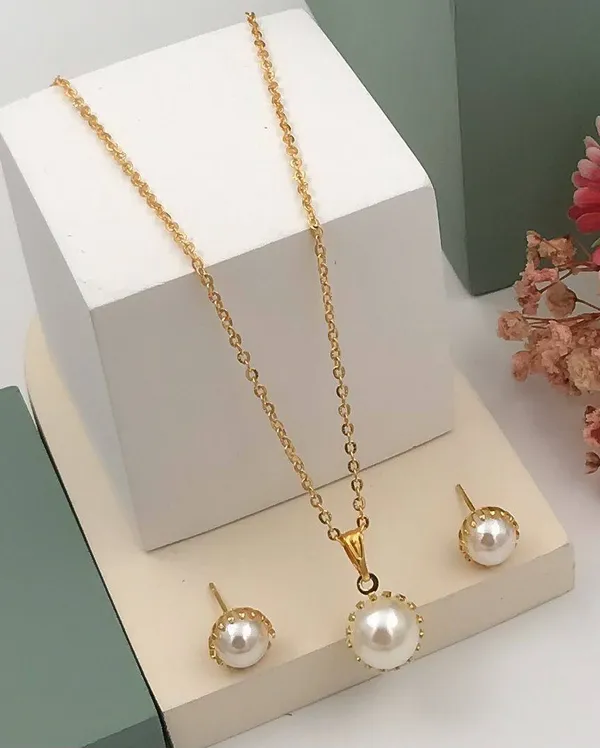 https://d1311wbk6unapo.cloudfront.net/NushopCatalogue/tr:f-webp,w-600,fo-auto/Exclusive_gold_Chain_With_Pearl_Pendant_Set_For_Women_And_Girls_V7LK5X7MIE_2024-07-25_1.jpeg__Gujju Jewellers