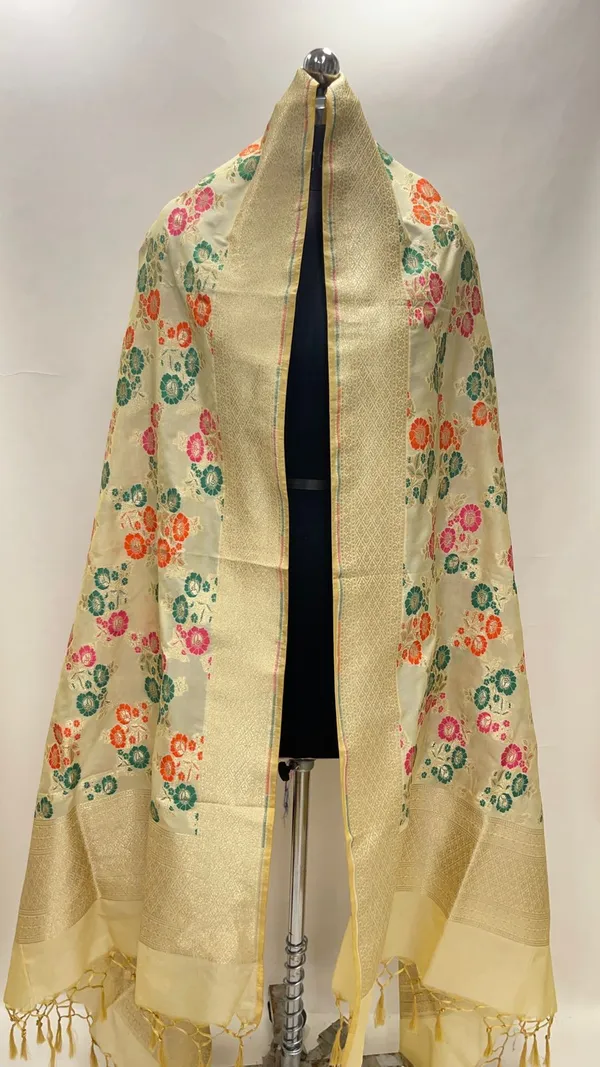 Humairah_Presents_Off-White_Semi_Katan_Silk_Floral_Mina_Zari_Jaal_With_Banarasi_Zari_Border_Banarasi_Dupatta
