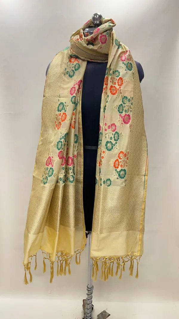 Humairah_Presents_Off-White_Semi_Katan_Silk_Floral_Mina_Zari_Jaal_With_Banarasi_Zari_Border_Banarasi_Dupatta