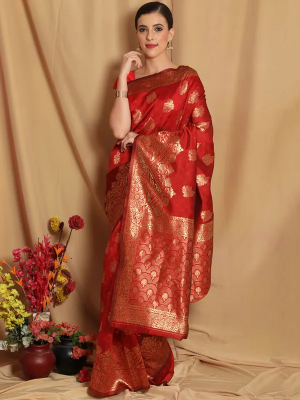 Women_Traditional_Silk_Blend_Golden_Zari_Woven_Paisley_Pattern_Banarasi_Style_Saree_With_Unstitched_Blouse_Piece