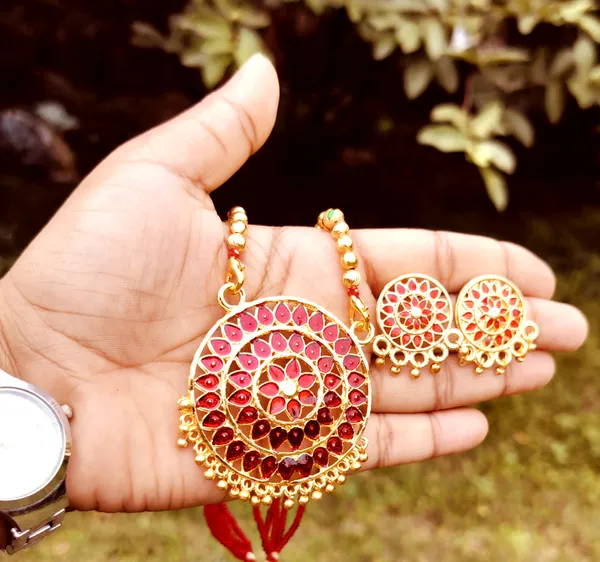 Assamese_Traditional_Gold_Plated_Red_Color_Japi_Tassel_Jewellery_Set_For_Women_&_Girl