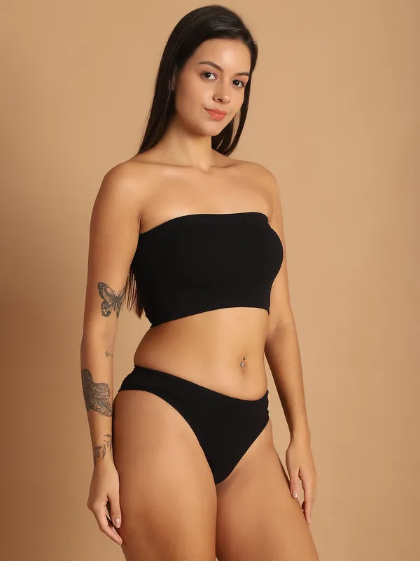 Black_Polyster_Mid_Coverage_Padded_Strapless_Bra_With_Low_Rise_Brief_Lingerie_Set_For_Women