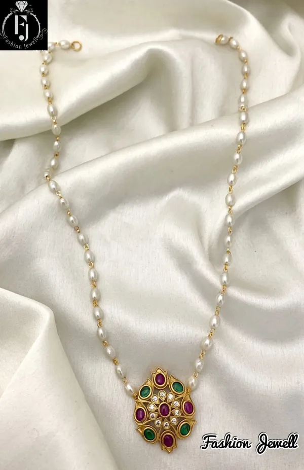 Stunning_Pendant_with_single_line_Pearl_Mala