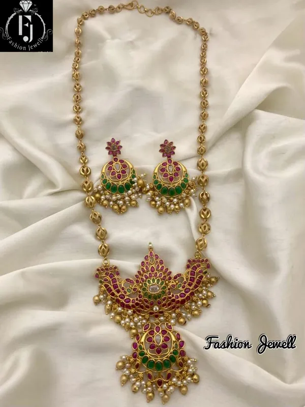 Ethnic_South_Indian_Style_Pendent_Style_Necklace_Set_For_Women.