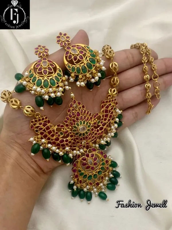 Ethnic_South_Indian_Style_Pendent_Style_Necklace_Set_For_Women.