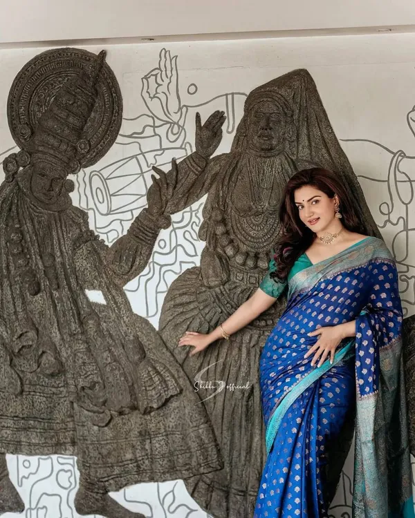 Blue_Soft_Lichi_Silk_Saree_With_Unstitched_Blouse_For_Women