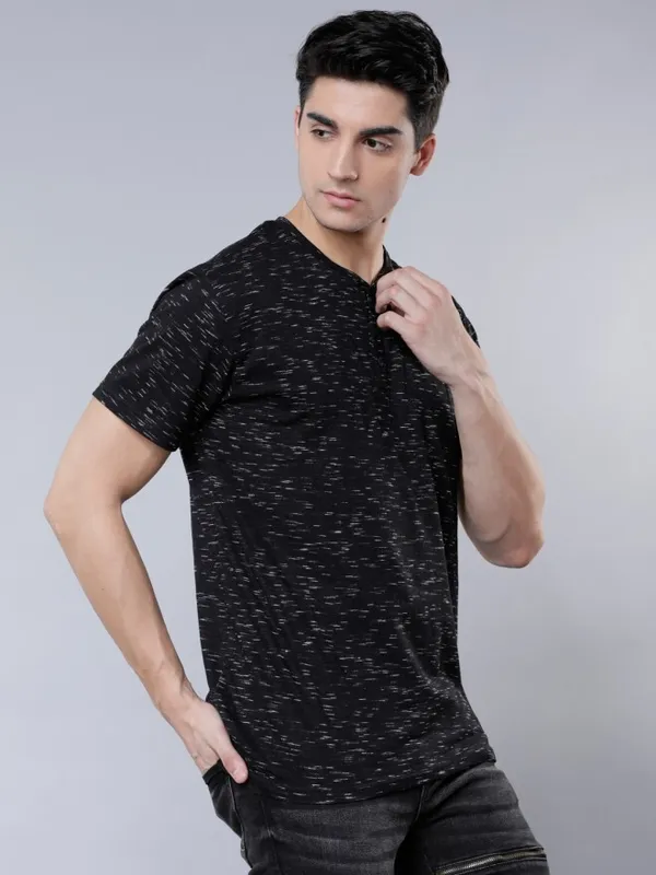 Black_Cotton_Blend_Solid_T-Shirt_For_Men