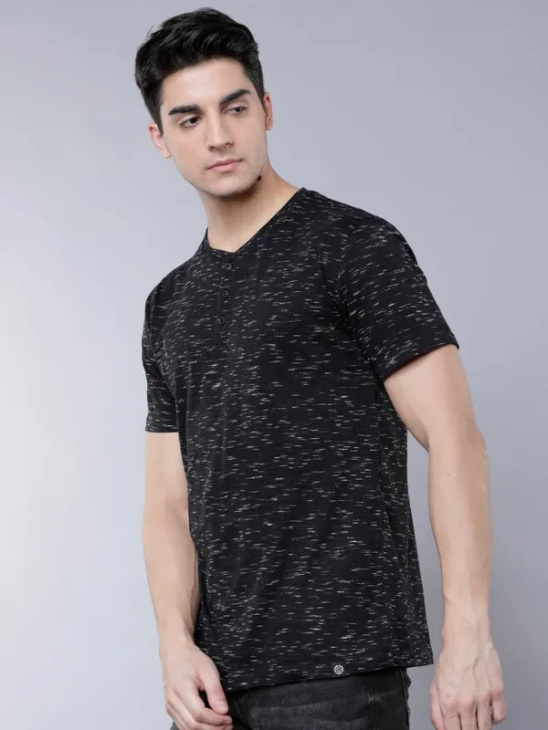 Black_Cotton_Blend_Solid_T-Shirt_For_Men