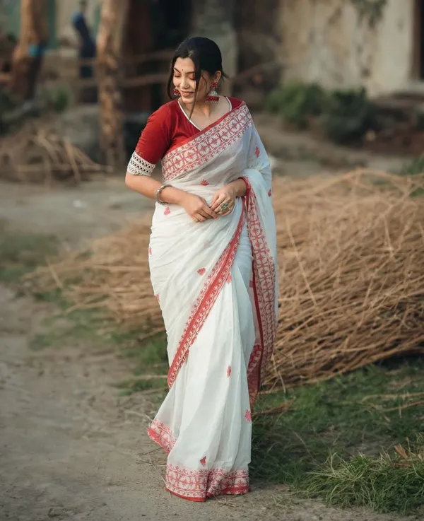 White and red saree for wedding outlet