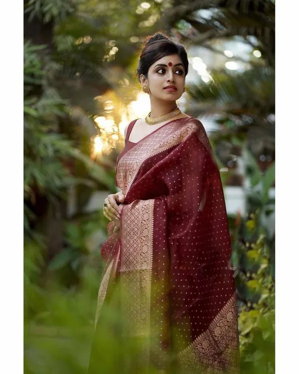 Maroon_Soft_Lichi_Silk_Saree_With_Unstitched_Blouse_For_Women