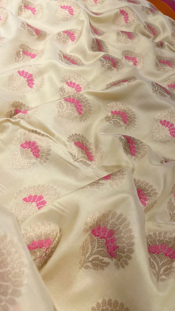 Humairah_Presents_Off-white_Katan_Silk_Floral_Zari_Minakari_Booti_with_Banarasi_2D_Zari_Border_and_Floral_Pallu_with_Off-white_Blouse