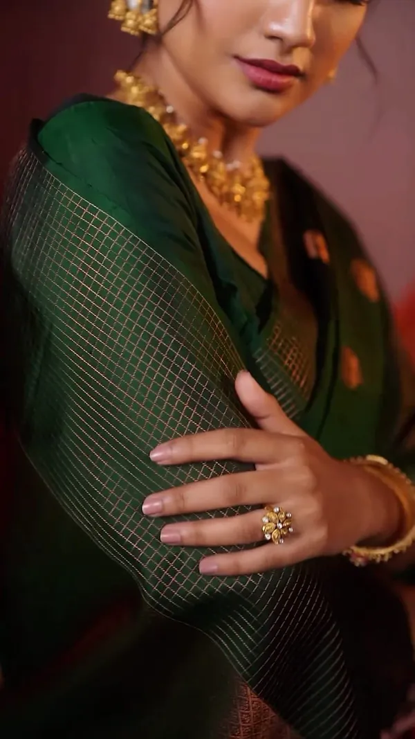 Green_Soft_Silk_Saree_With_Blouse_Piece_For_Women