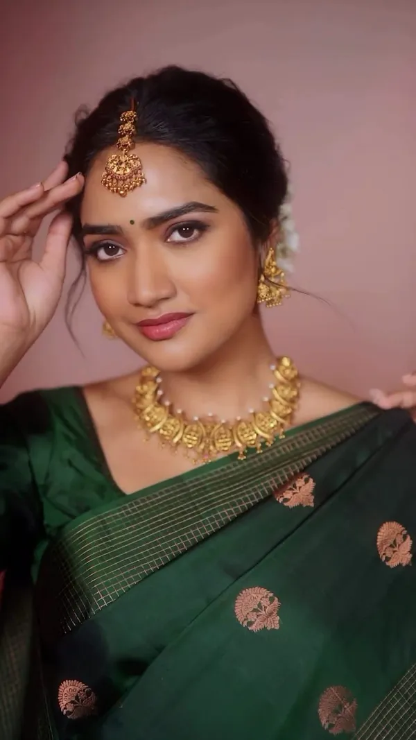 Green_Soft_Silk_Saree_With_Blouse_Piece_For_Women