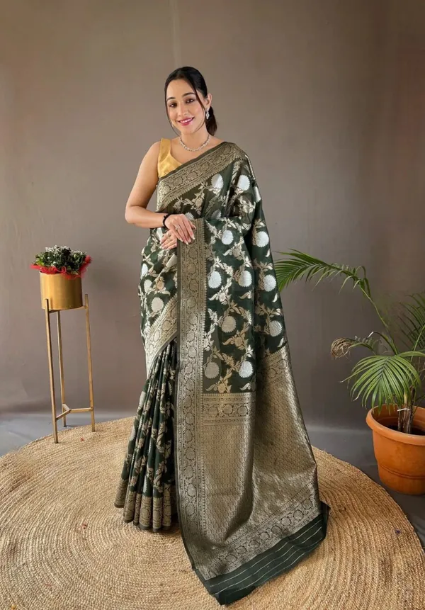 Green_Soft_Silk_Saree_With_Blouse_Piece_For_Women