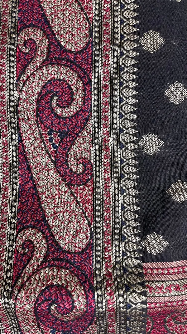 Humairah_Pure_Handwoven_Black_Chiniya_Silk_Gold_Zari_Booti_Paisley_Mina_Anchal_with_Paisley_Mina_Zari_Border_Banarasi_Saree_with_Black_Blouse_piece