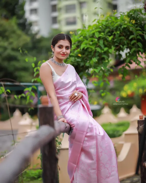 Women's_Kanjivaram_Banarasi_Soft_Silk_Silver_Zari_Woven_Saree_With_Blouse_Piece_Plight_Pink_With_Blouse_Piece