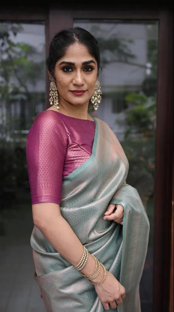 Women's_Kanjivaram_Banarasi_Soft_Silk_Zari_Woven_Saree_With_Blouse_Piece_With_Blouse_Piece