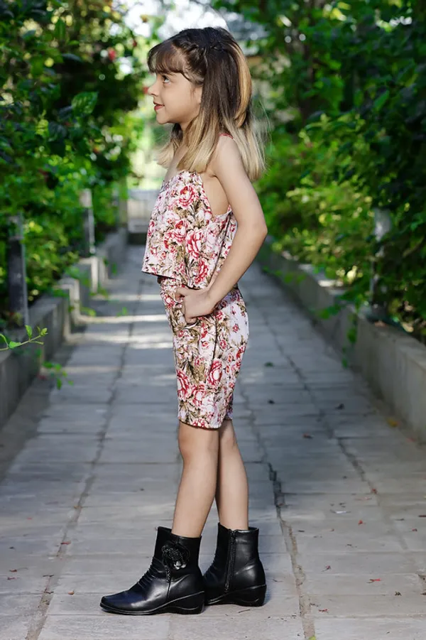 Beige_V_neck__Sleeveless_Rayon_Top_With_Shorts