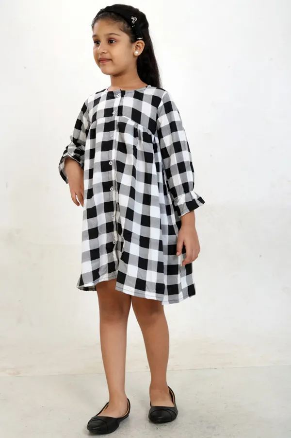 Black_And_White_Round_neck__3/4_Sleeve_Crepe_Dress
