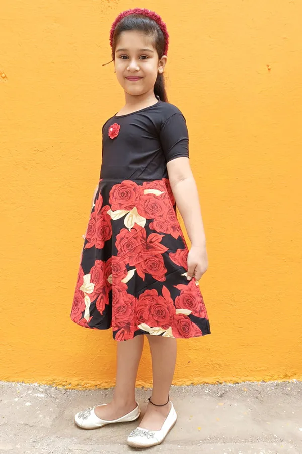 Black_Round_neck__Short_Sleeve_Crepe_Dress