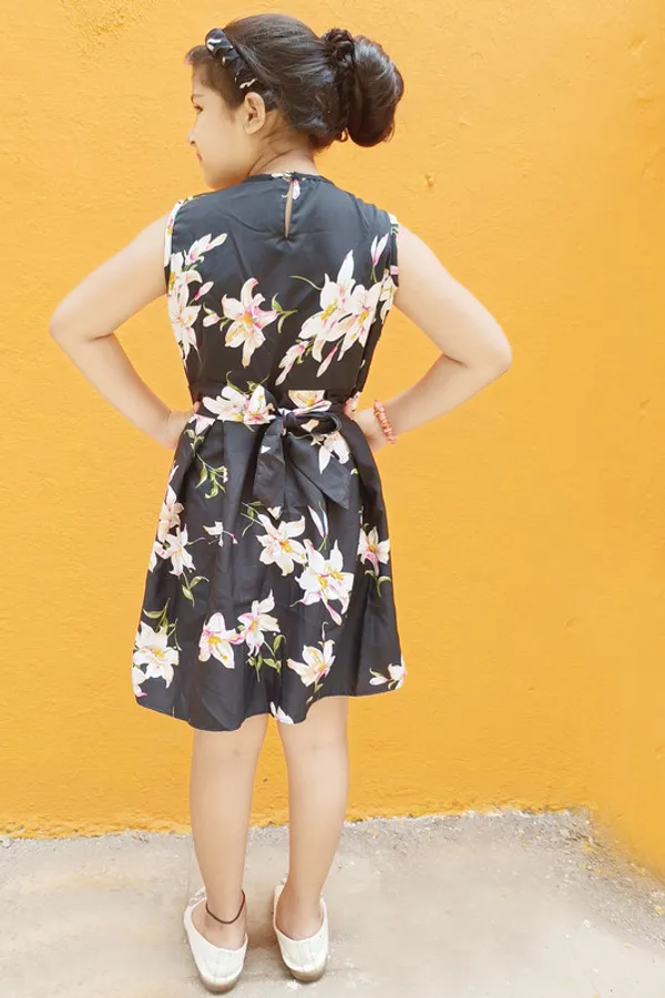 Black__Round_neck__Sleeveless_Crepe_Dress