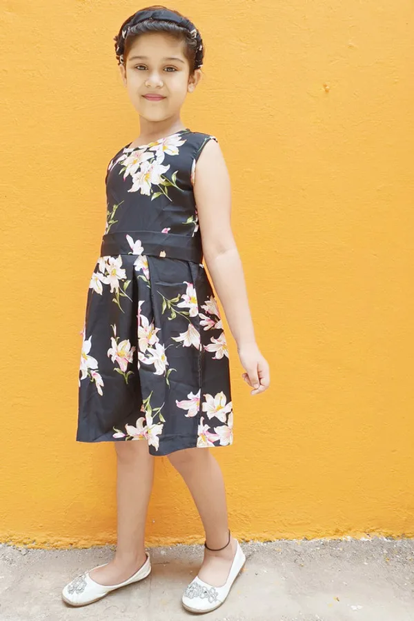 Black__Round_neck__Sleeveless_Crepe_Dress