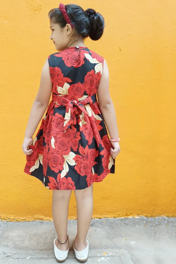 Red_And_Black_Round_neck__Sleeveless_Crepe_Dress