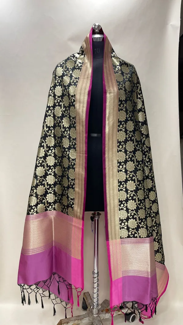 Humairah_Presents_Black_Semi_Katan_Silk_Tilfi_Zari_Floral_Boota_Jaal_With_Contrast_Purple_Zari_Border_Banarasi_Dupatta