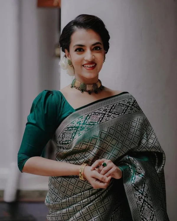 Green_Soft_Silk_Saree_With_Blouse_Piece_For_Women