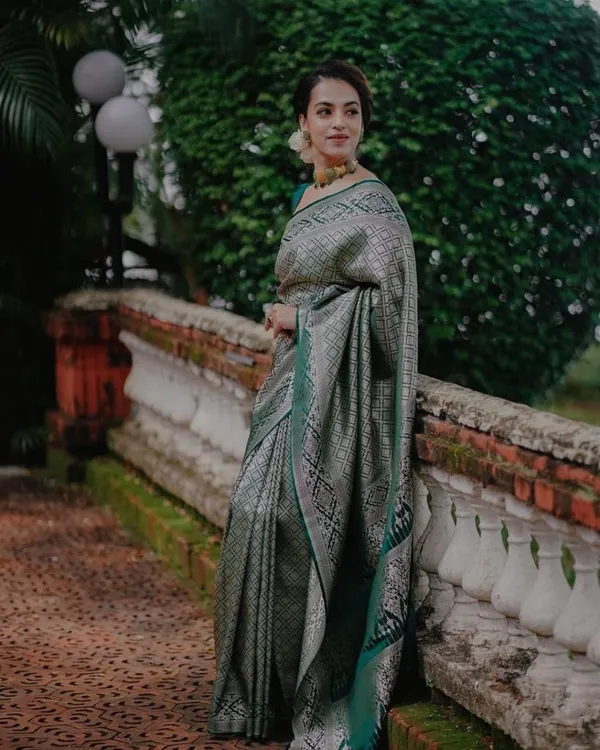 Green_Soft_Silk_Saree_With_Blouse_Piece_For_Women
