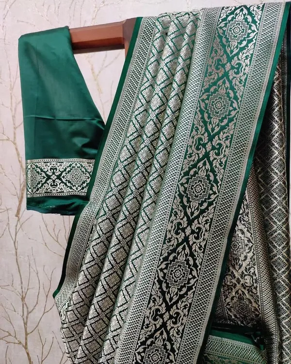 Green_Soft_Silk_Saree_With_Blouse_Piece_For_Women