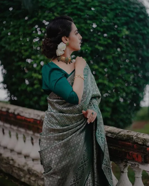 Green_Soft_Silk_Saree_With_Blouse_Piece_For_Women