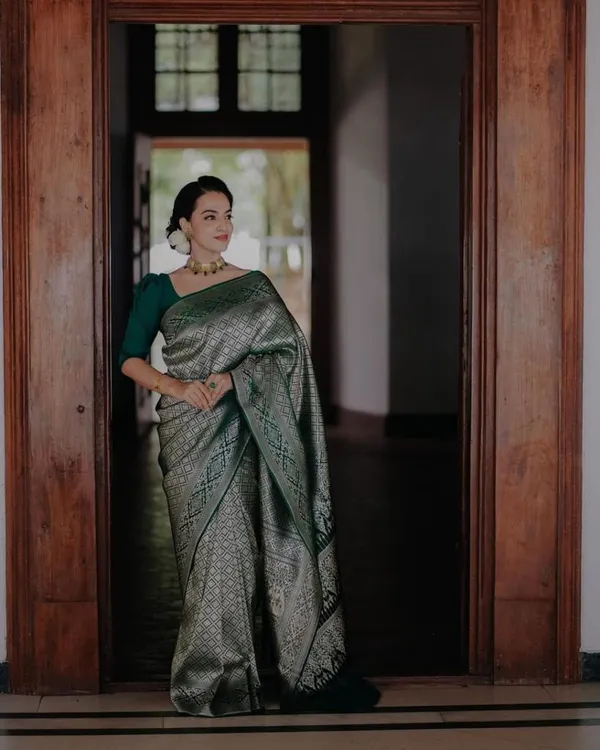 Green_Soft_Silk_Saree_With_Blouse_Piece_For_Women