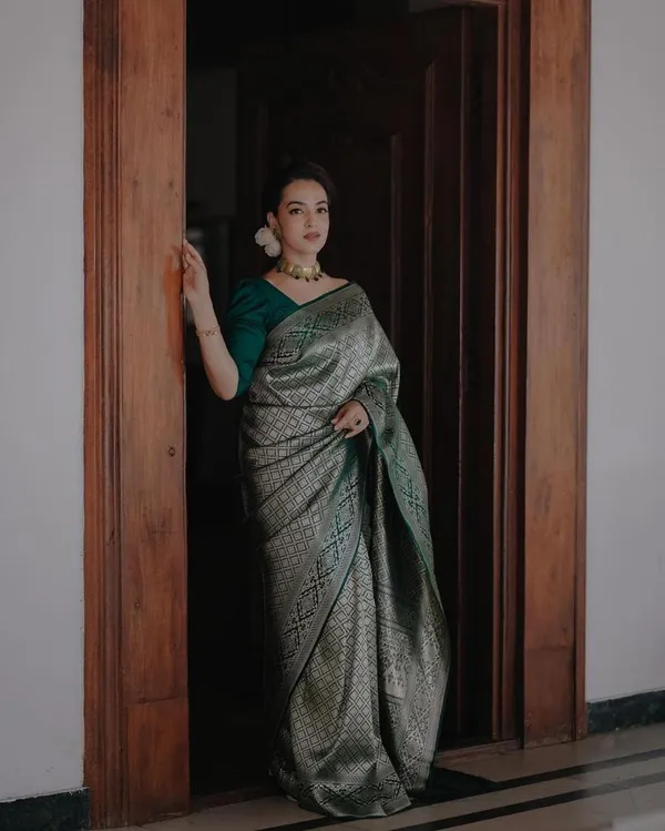 Green_Soft_Silk_Saree_With_Blouse_Piece_For_Women