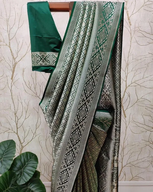 Green_Soft_Silk_Saree_With_Blouse_Piece_For_Women