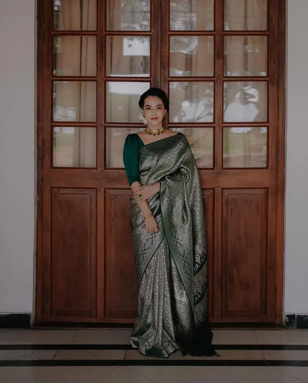Green_Soft_Silk_Saree_With_Blouse_Piece_For_Women