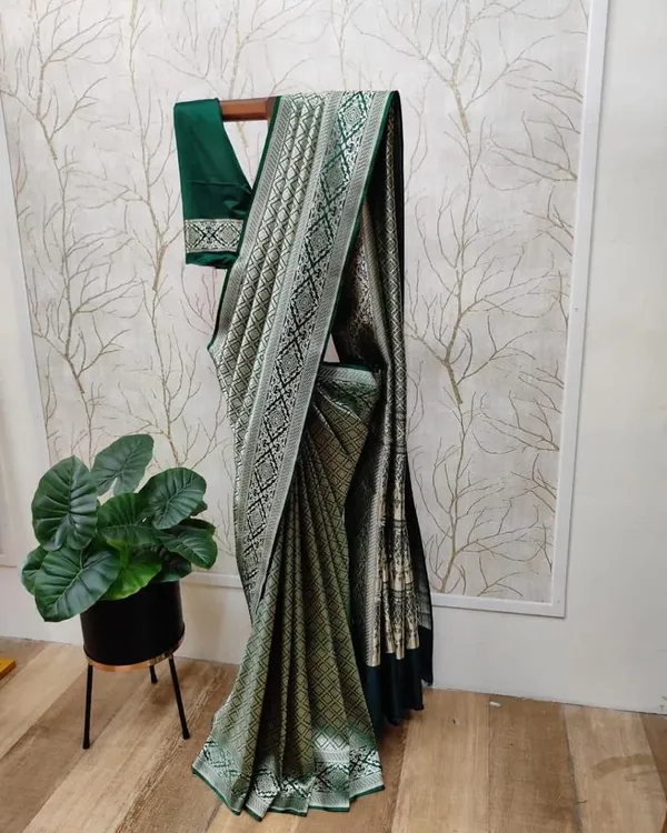 Green_Soft_Silk_Saree_With_Blouse_Piece_For_Women