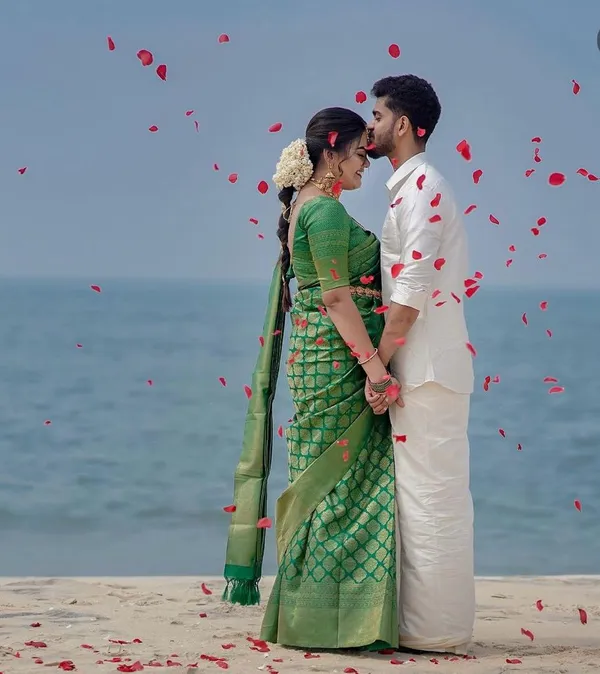 Green_Soft_Silk_Saree_With_Blouse_Piece_For_Women
