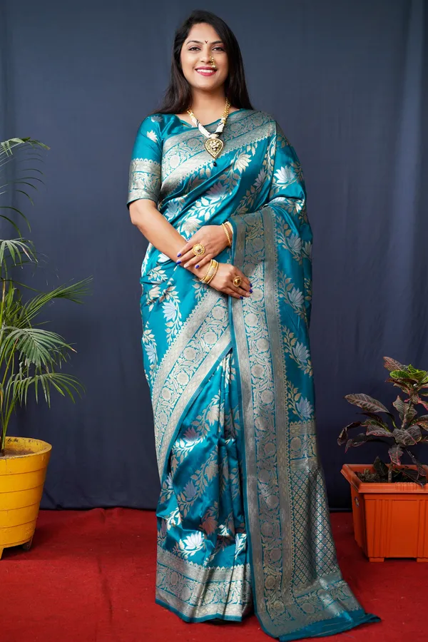 Rama_Colour_Handloom_Banarasi_Silk_Silver_&_Gold_Zari_Work_Saree_With_Rich_Pallu_And_Unstiched_Blouse_Piece.