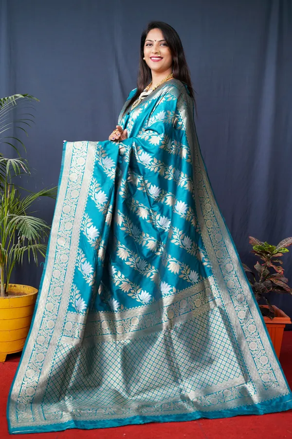 Rama_Colour_Handloom_Banarasi_Silk_Silver_&_Gold_Zari_Work_Saree_With_Rich_Pallu_And_Unstiched_Blouse_Piece.