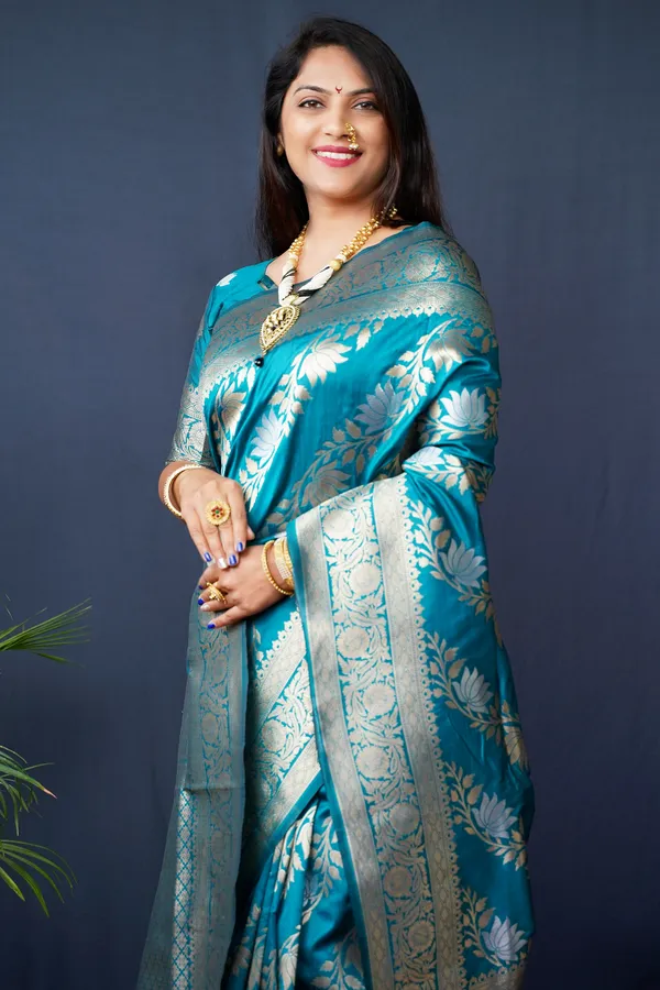Rama_Colour_Handloom_Banarasi_Silk_Silver_&_Gold_Zari_Work_Saree_With_Rich_Pallu_And_Unstiched_Blouse_Piece.